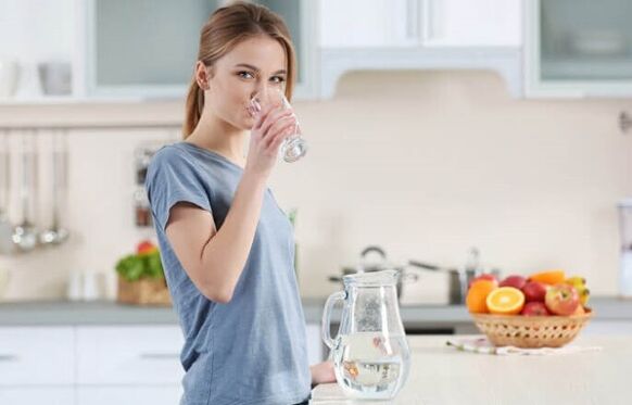 Drink water before eating to lose weight while on a lazy diet